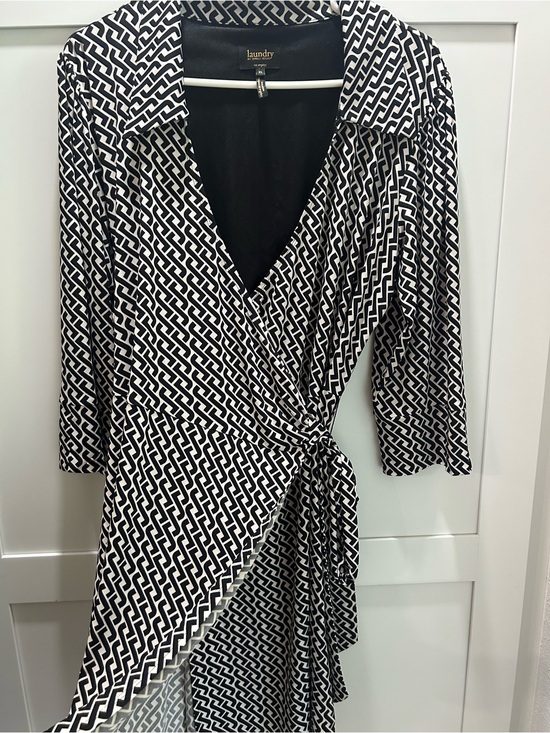 Laundry By Shelli Segal Dresses & Skirts - Laundry By Shelli Segal Black & White Geometric Wrap Dress